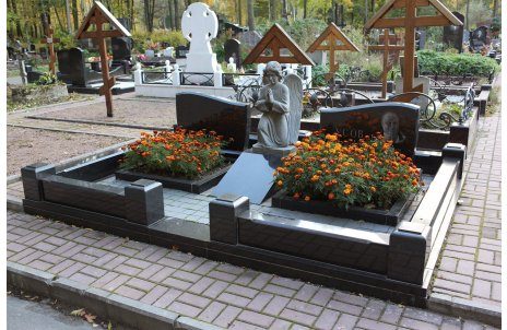 Комплекс из двух стел, объединённых ангелочком