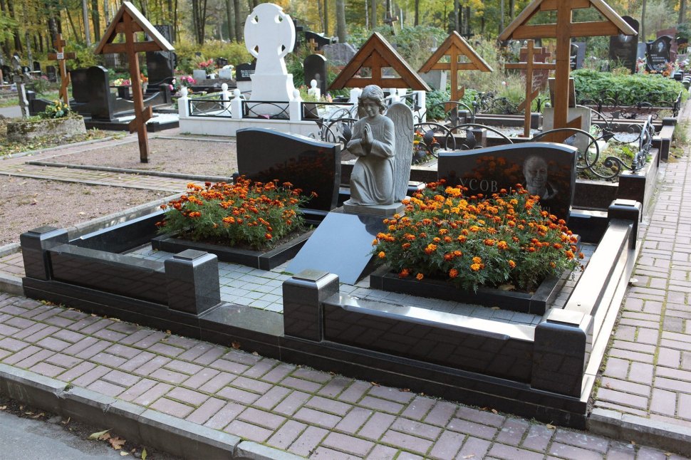 Комплекс из двух стел, объединённых ангелочком