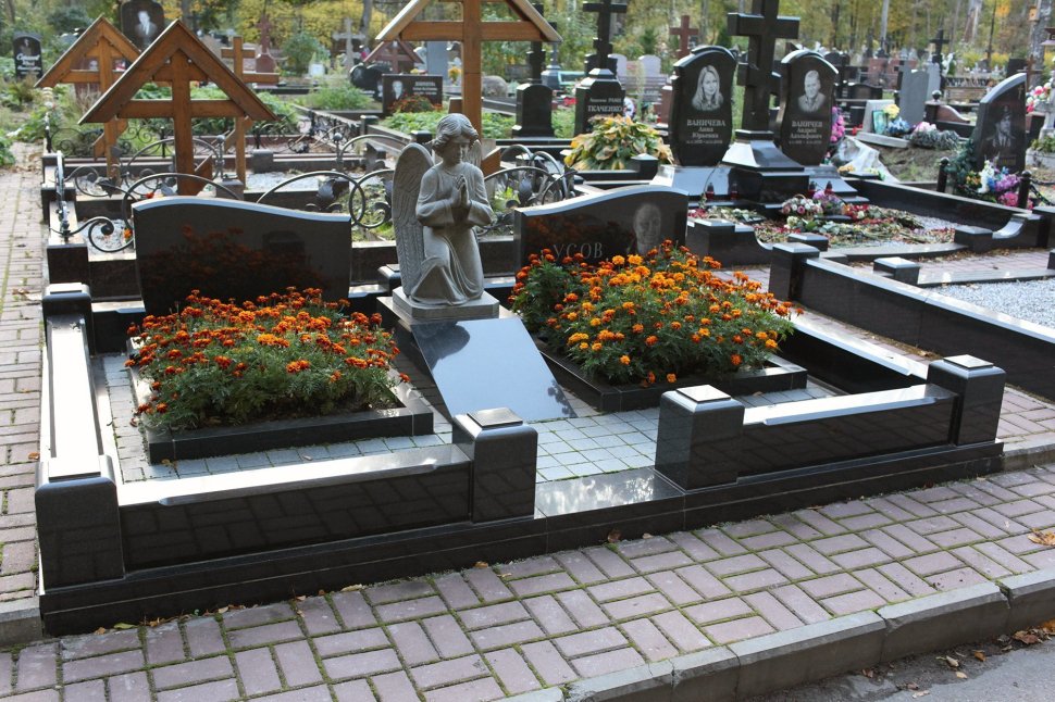 Комплекс из двух стел, объединённых ангелочком