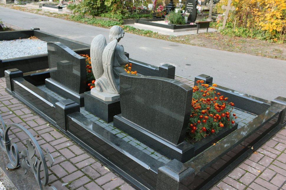 Комплекс из двух стел, объединённых ангелочком