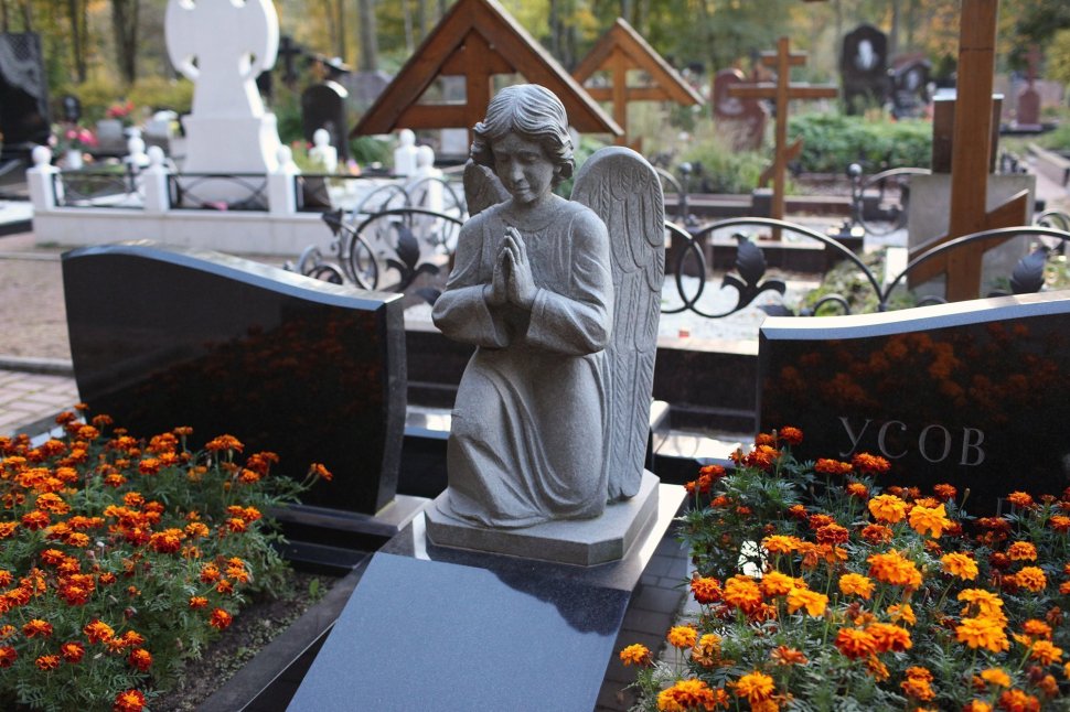 Комплекс из двух стел, объединённых ангелочком