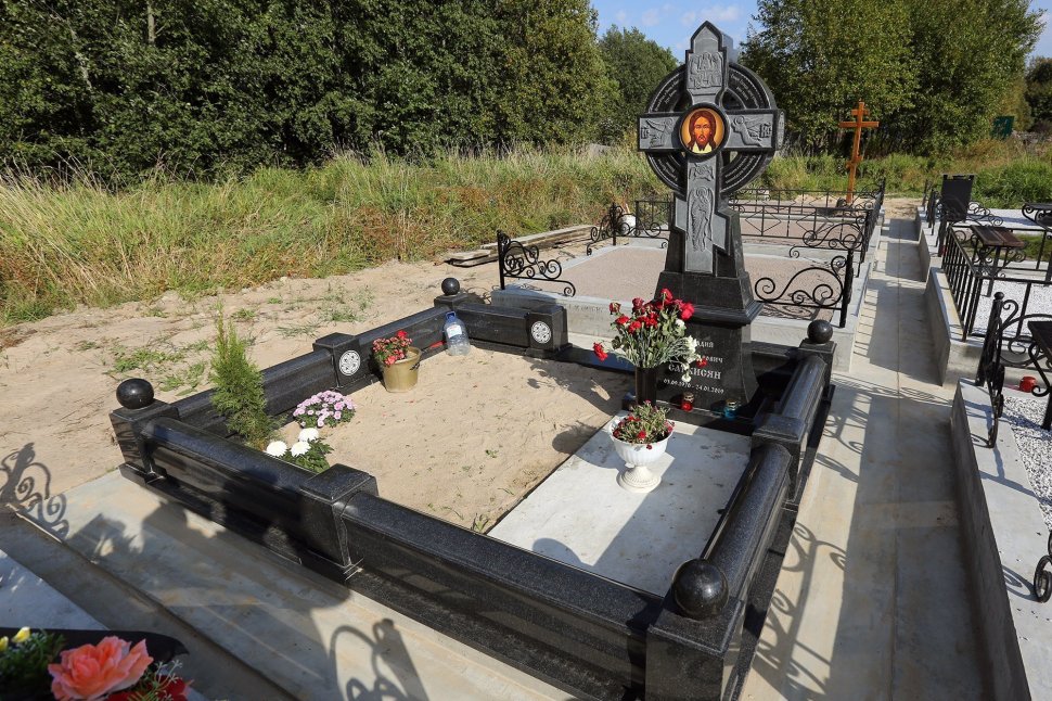 Комплекс из чёрного гранита с резным крестом