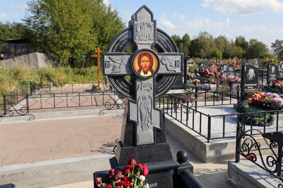Комплекс из чёрного гранита с резным крестом