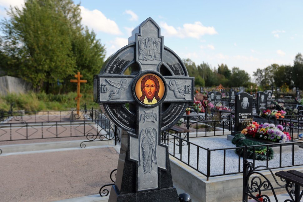 Комплекс из чёрного гранита с резным крестом