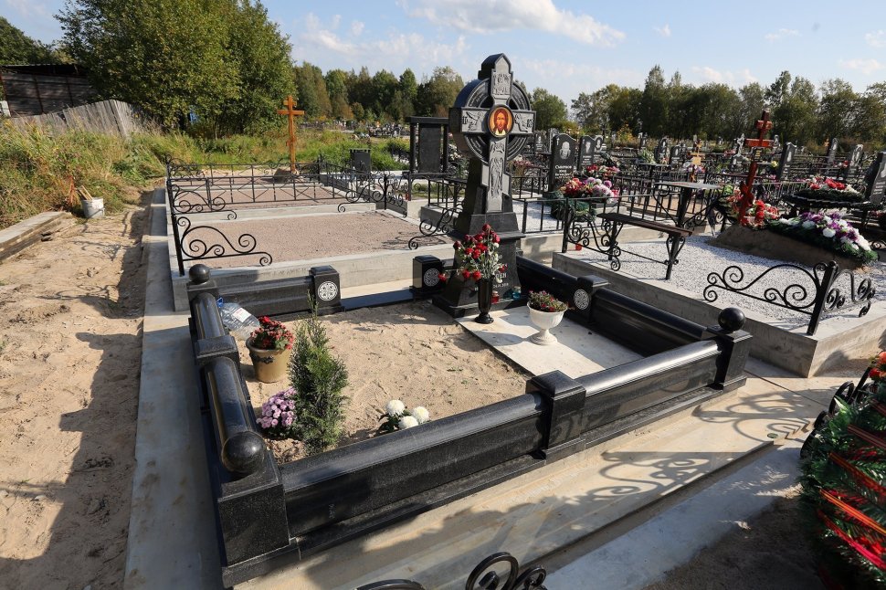 Комплекс из чёрного гранита с резным крестом