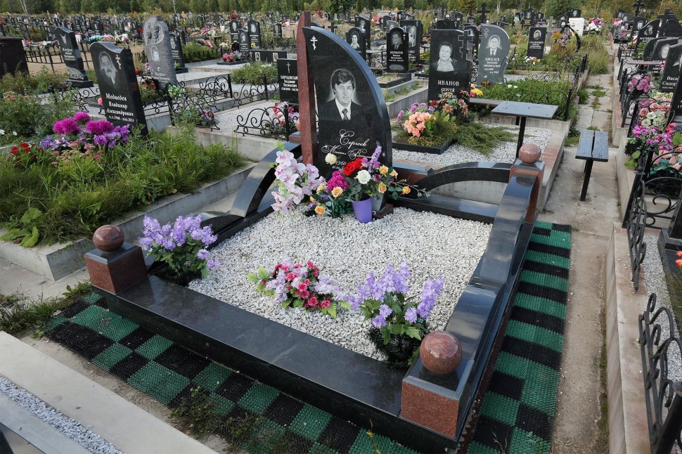 Мемориальный комплекс с памятником в форме парусника