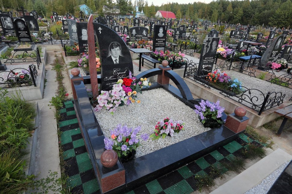 Мемориальный комплекс с памятником в форме парусника