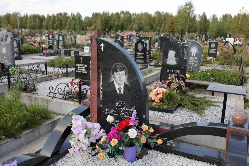 Мемориальный комплекс с памятником в форме парусника