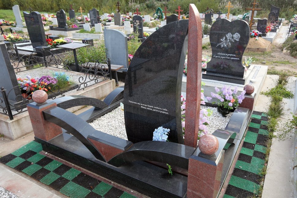 Мемориальный комплекс с памятником в форме парусника