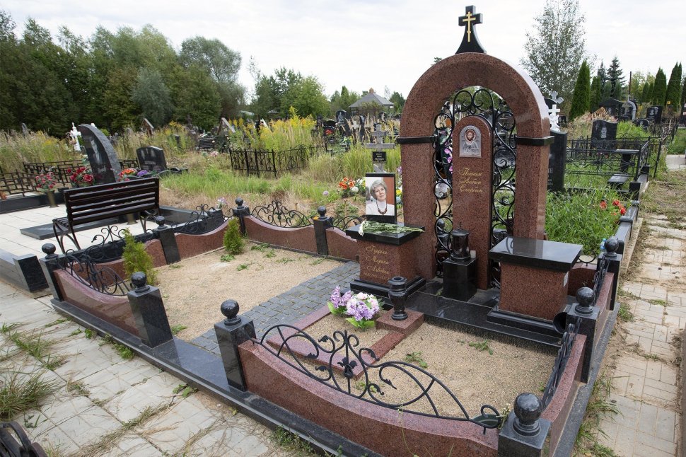 Мемориальный комплекс с памятником в форме арки с кованой вставкой