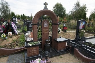 Мемориальный комплекс с памятником в форме арки с кованой вставкой