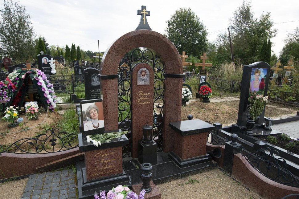 Мемориальный комплекс с памятником в форме арки с кованой вставкой