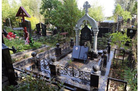 Мемориальный комплекс в форме часовни с кованой оградой