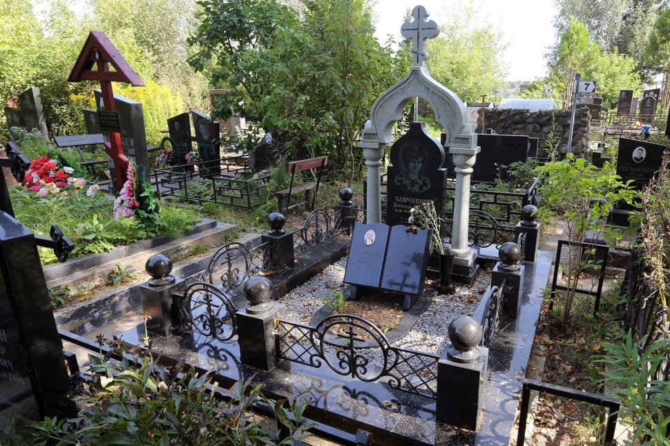 Мемориальный комплекс в форме часовни с кованой оградой