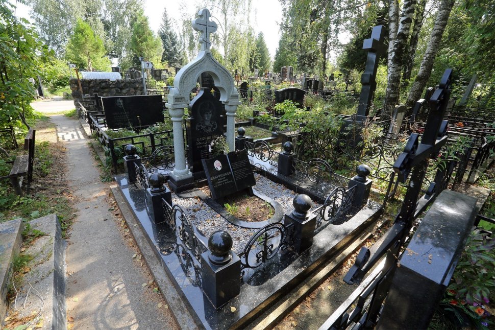 Мемориальный комплекс в форме часовни с кованой оградой