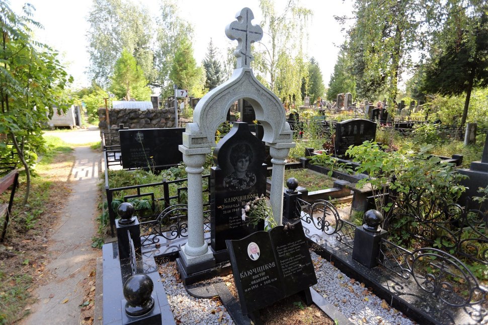 Мемориальный комплекс в форме часовни с кованой оградой