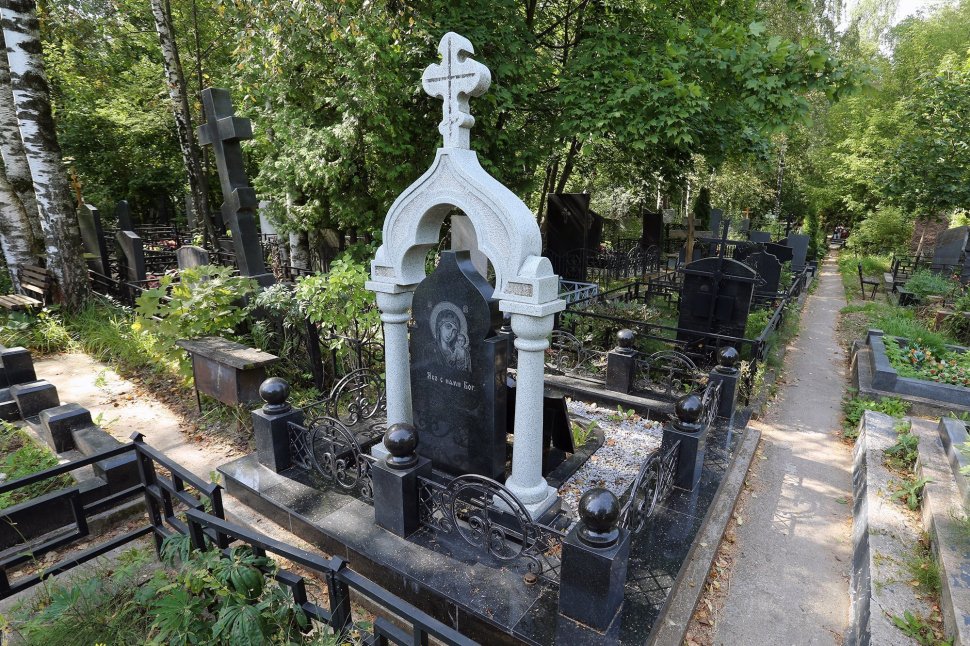 Мемориальный комплекс в форме часовни с кованой оградой