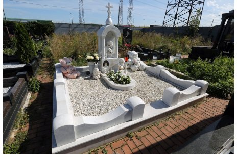 Мемориальный комплекс в форме часовенки из белого мрамора