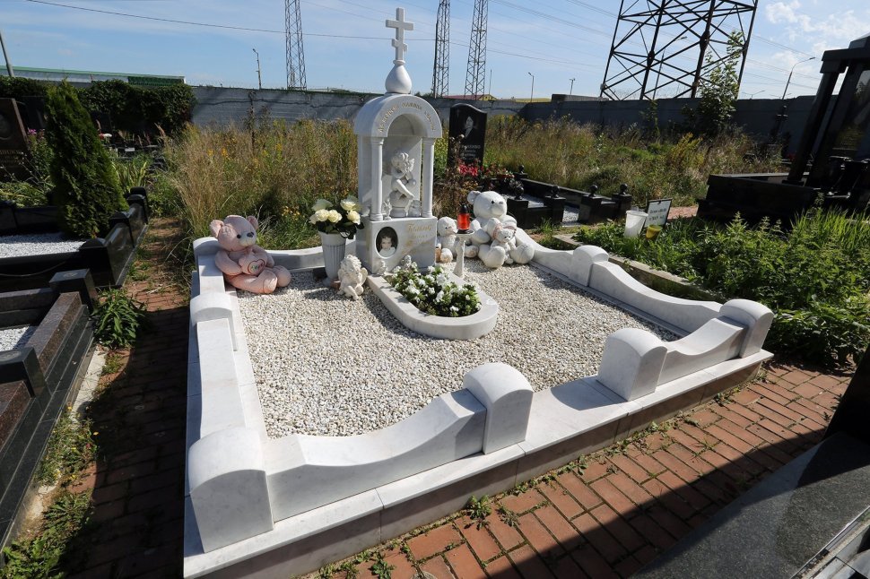 Мемориальный комплекс в форме часовенки из белого мрамора