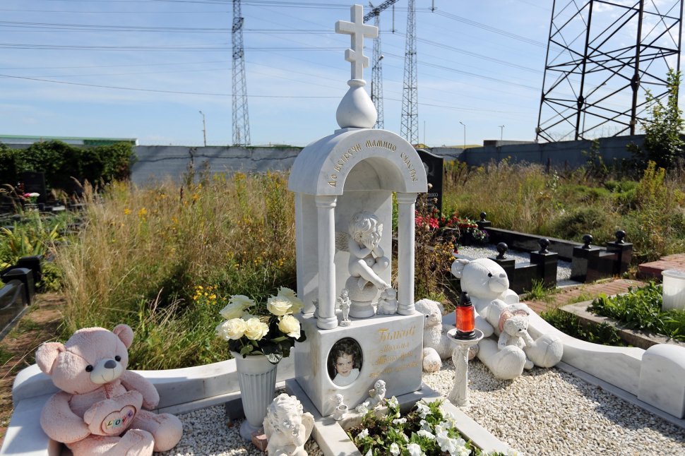 Мемориальный комплекс в форме часовенки из белого мрамора