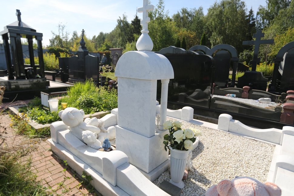 Мемориальный комплекс в форме часовенки из белого мрамора