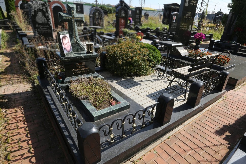 Мемориальный комплекс из змеевика с кованой оградой