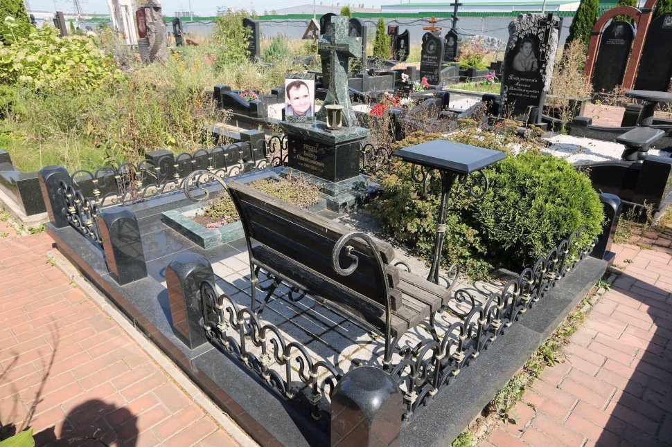 Мемориальный комплекс из змеевика с кованой оградой