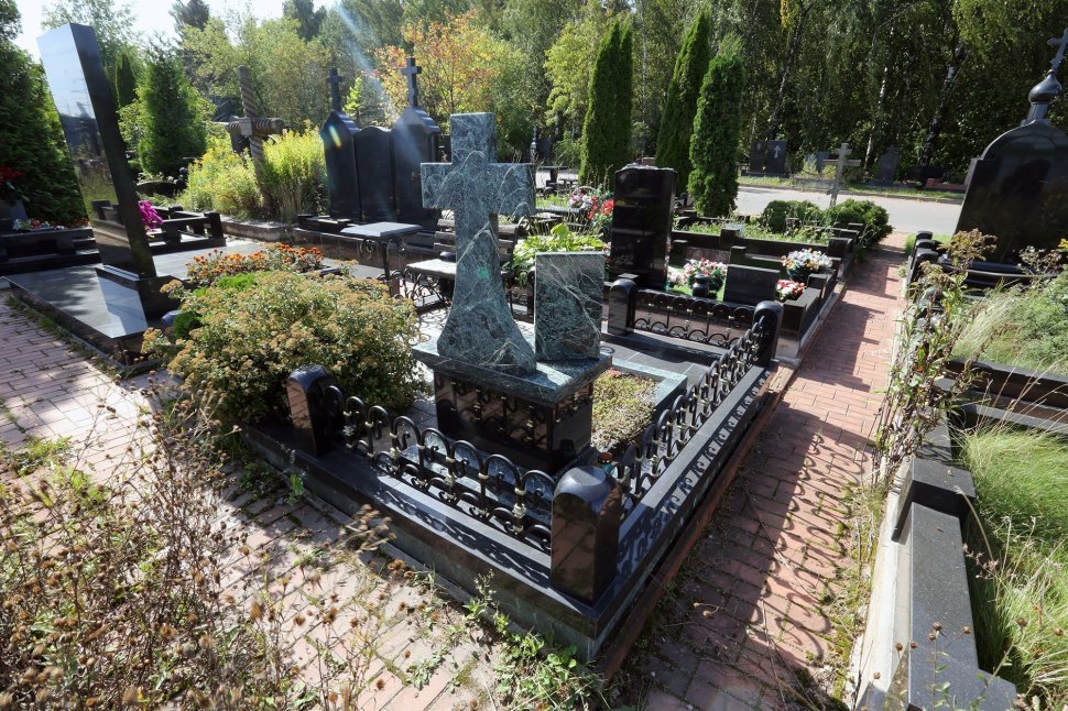 Мемориальный комплекс из змеевика с кованой оградой