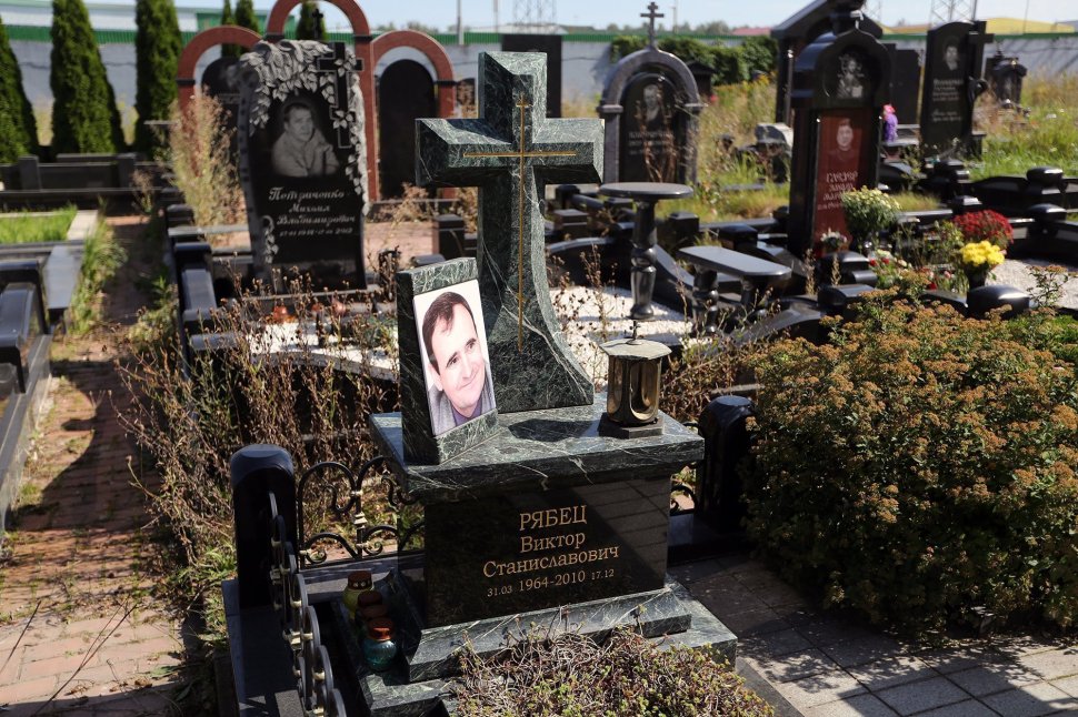 Мемориальный комплекс из змеевика с кованой оградой