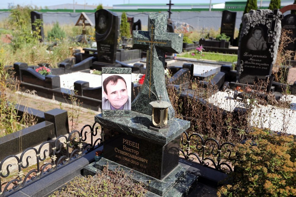 Мемориальный комплекс из змеевика с кованой оградой