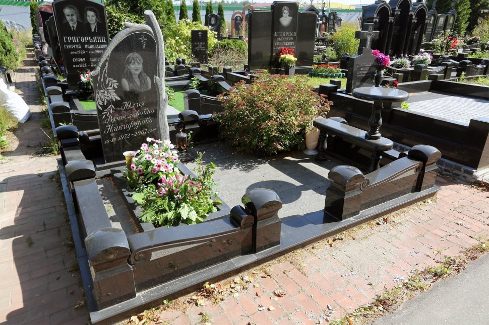 Традиционный мемориальный комплекс с фигурным поребриком