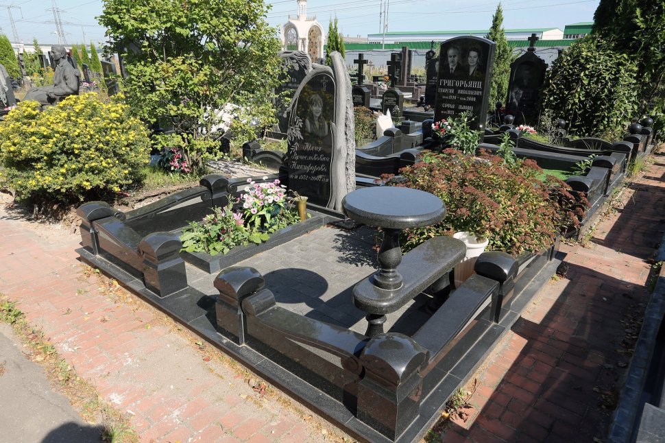 Традиционный мемориальный комплекс с фигурным поребриком