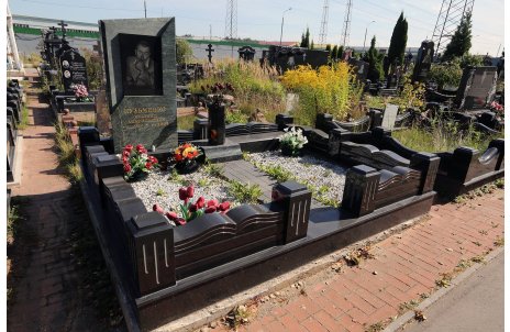 Мемориальный комплекс из чёрного габбро и змеевика