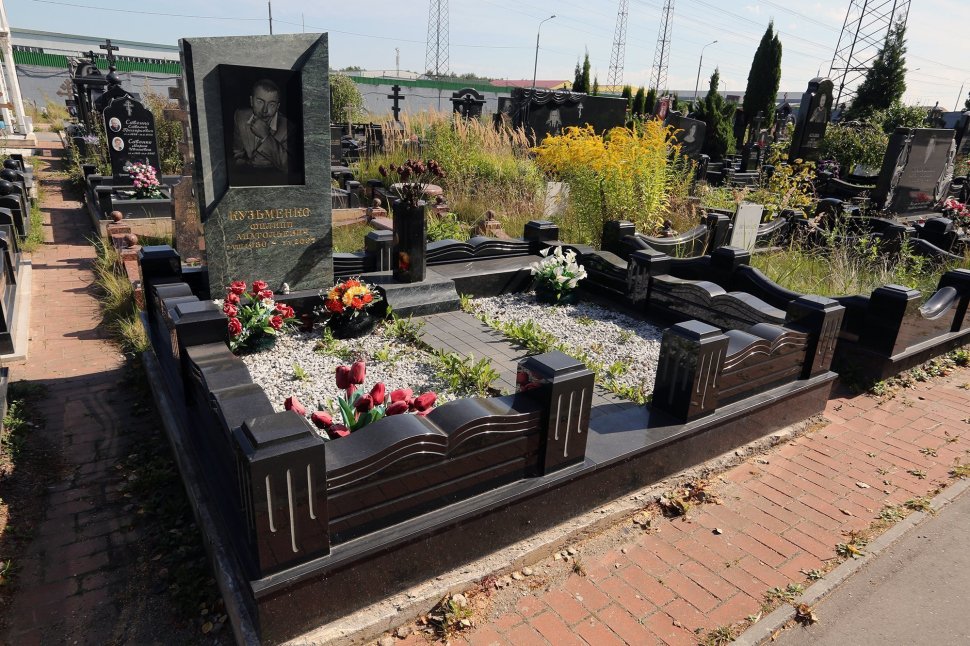 Мемориальный комплекс из чёрного габбро и змеевика