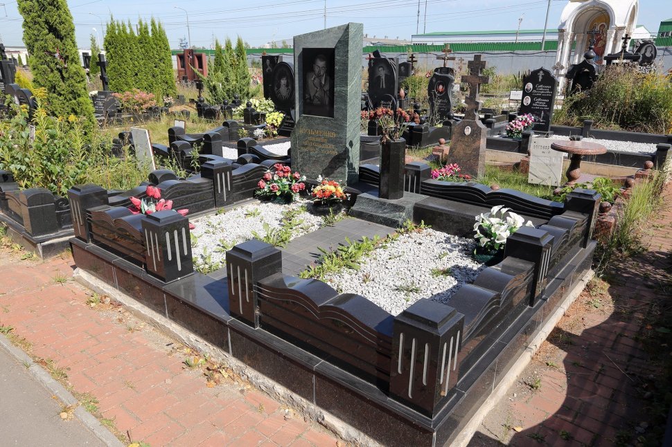 Мемориальный комплекс из чёрного габбро и змеевика