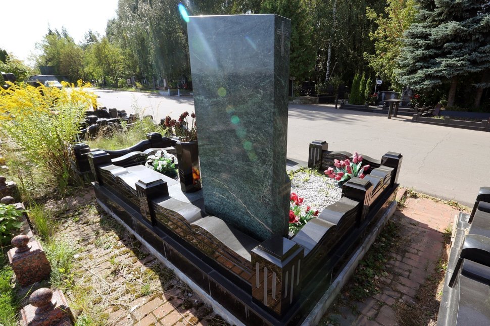 Мемориальный комплекс из чёрного габбро и змеевика