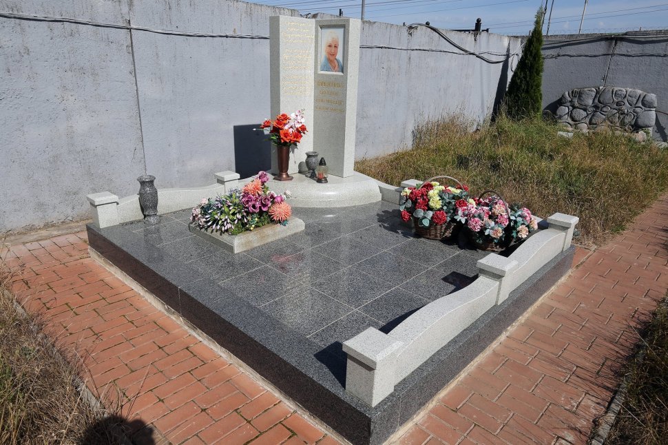 Мемориальный комплекс с памятником в форме книги из белого гранита