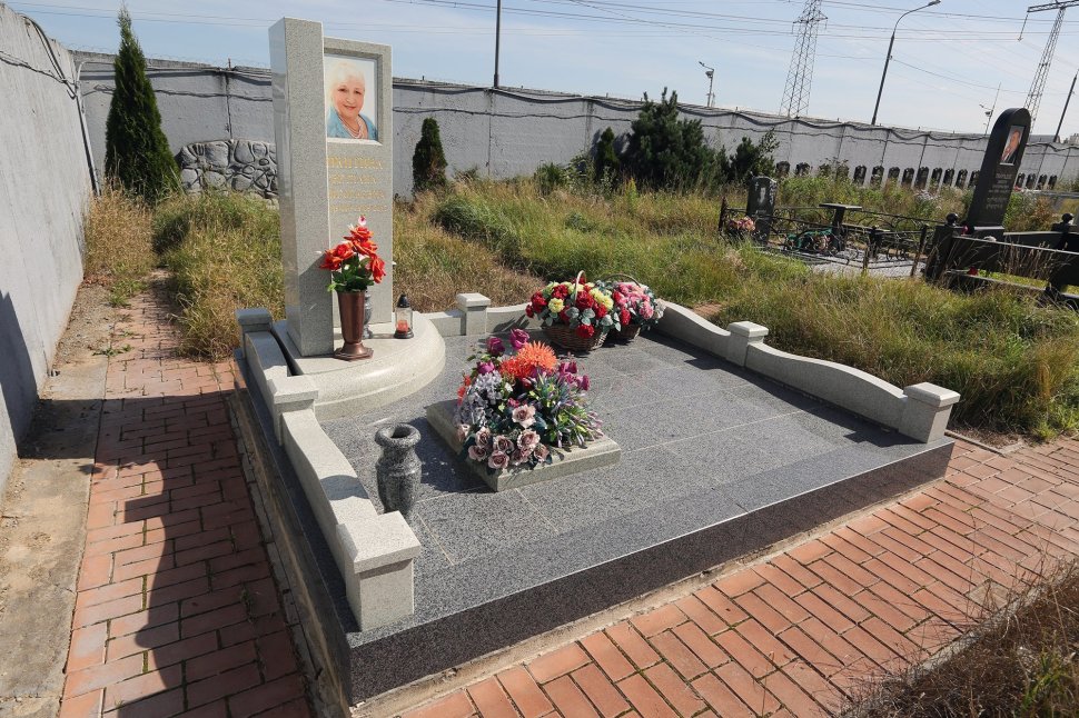 Мемориальный комплекс с памятником в форме книги из белого гранита