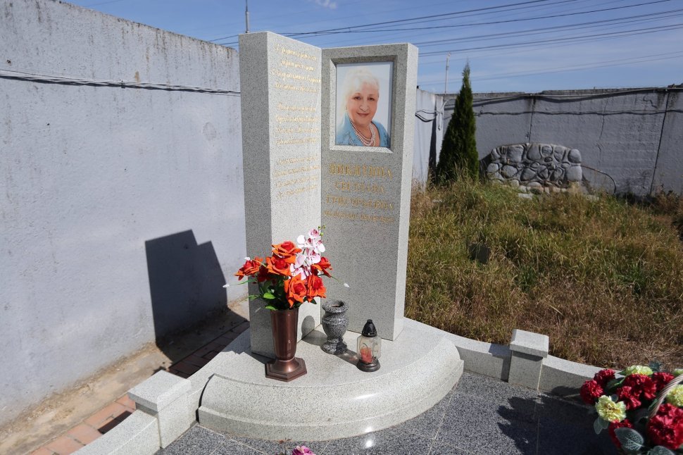 Мемориальный комплекс с памятником в форме книги из белого гранита