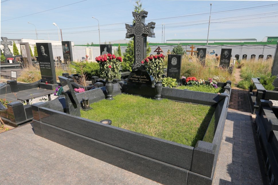 Мемориальный комплекс с резным крестом из черного габбро