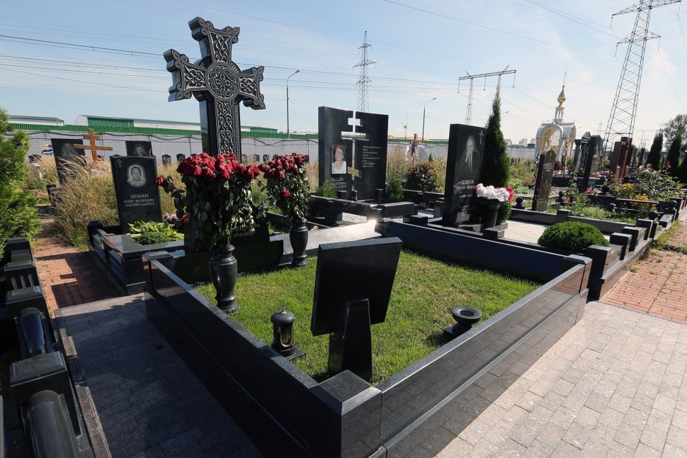 Мемориальный комплекс с резным крестом из черного габбро