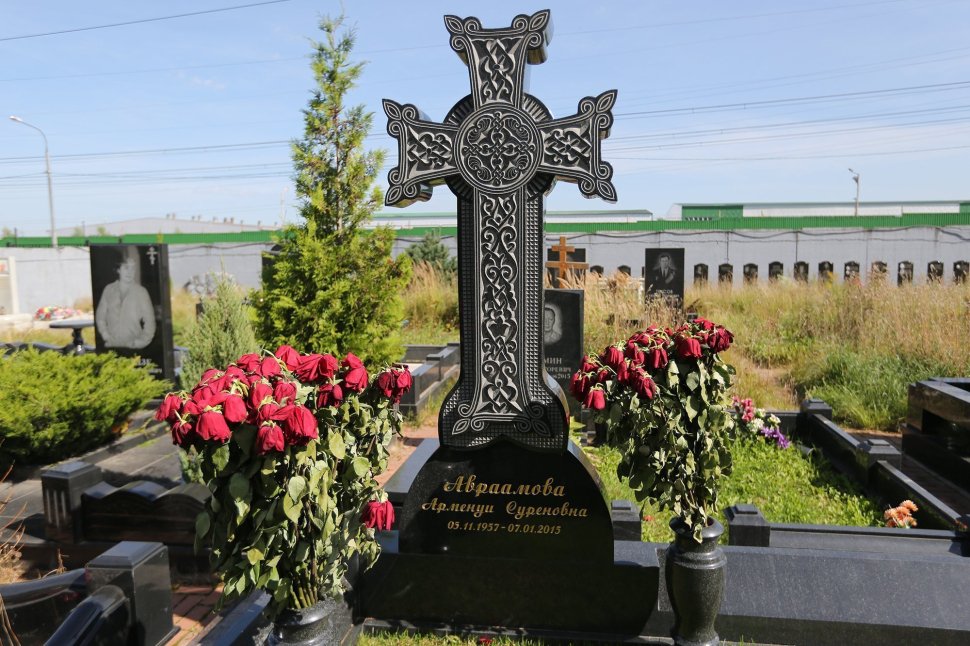 Мемориальный комплекс с резным крестом из черного габбро