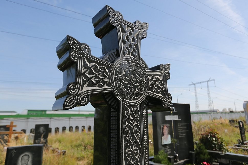 Мемориальный комплекс с резным крестом из черного габбро