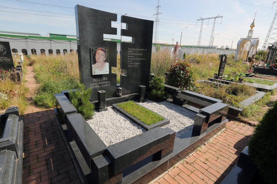 Мемориальный комплекс из двух стел, объединённых 