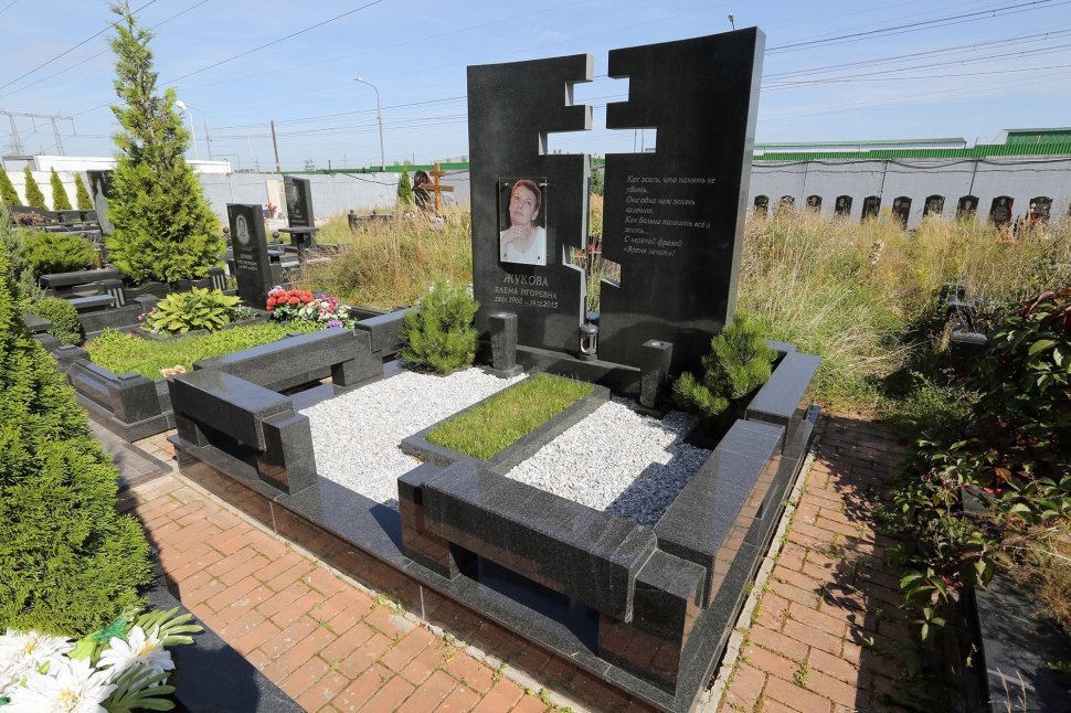 Мемориальный комплекс из двух стел, объединённых 