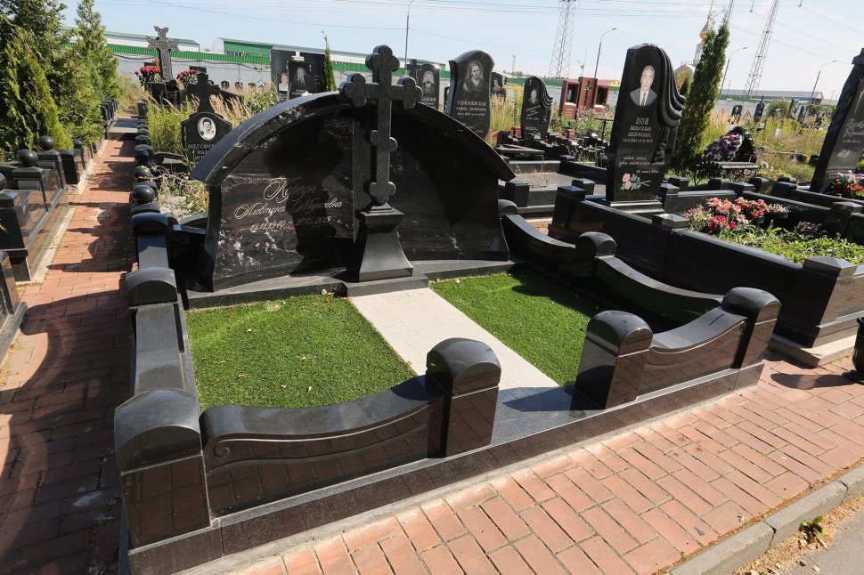 Мемориальный комплекс из амфиболита и чёрного габбро