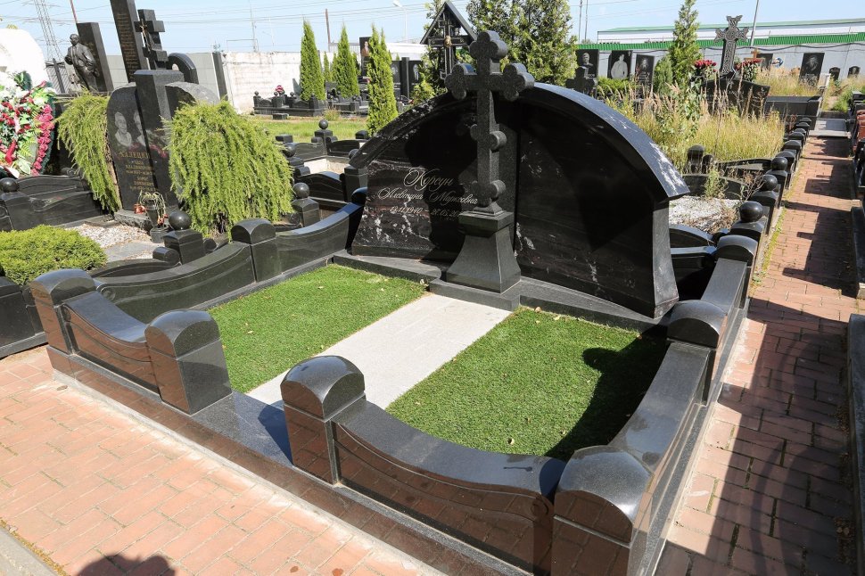 Мемориальный комплекс из амфиболита и чёрного габбро