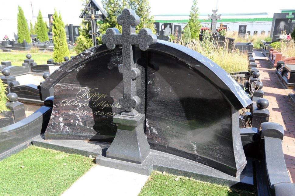 Мемориальный комплекс из амфиболита и чёрного габбро