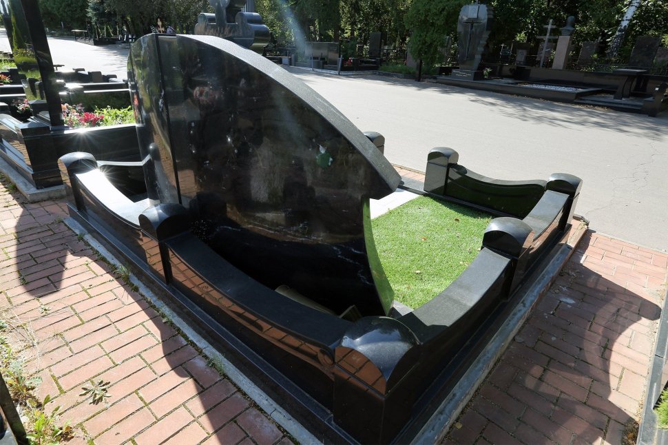 Мемориальный комплекс из амфиболита и чёрного габбро