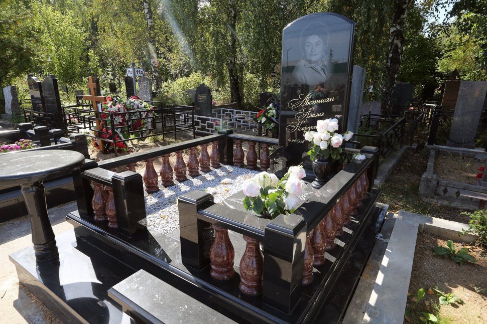 Мемориальный комплекс с оградой с балясинами из красного гранита